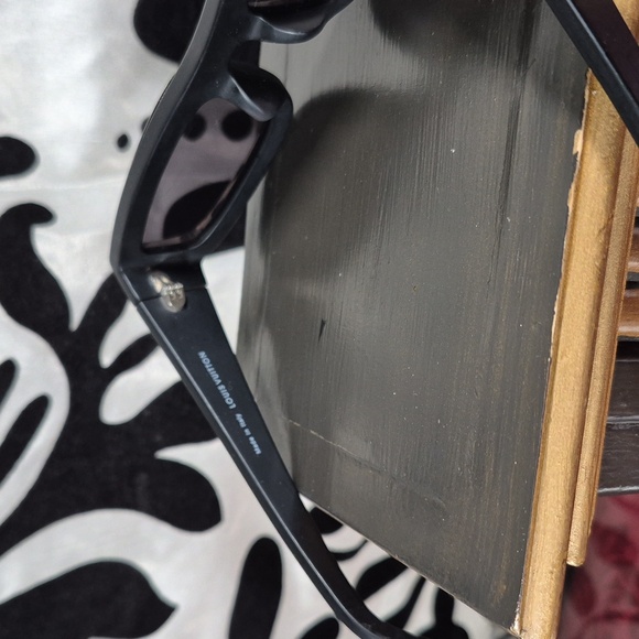 LOUIS VUITTON Sunglasses - Picture 2 of 5
